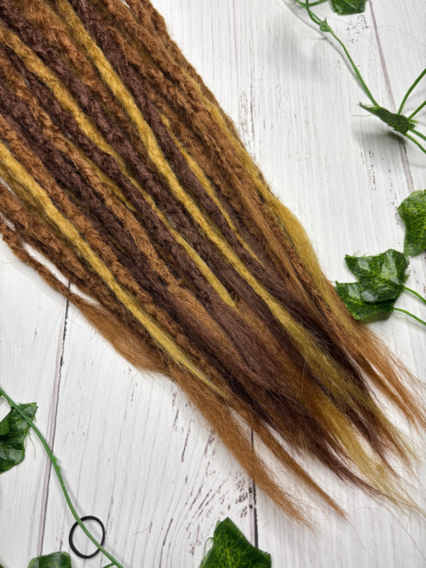 Set of 40 mixed brown synthetic extensions (only available for online purchase)