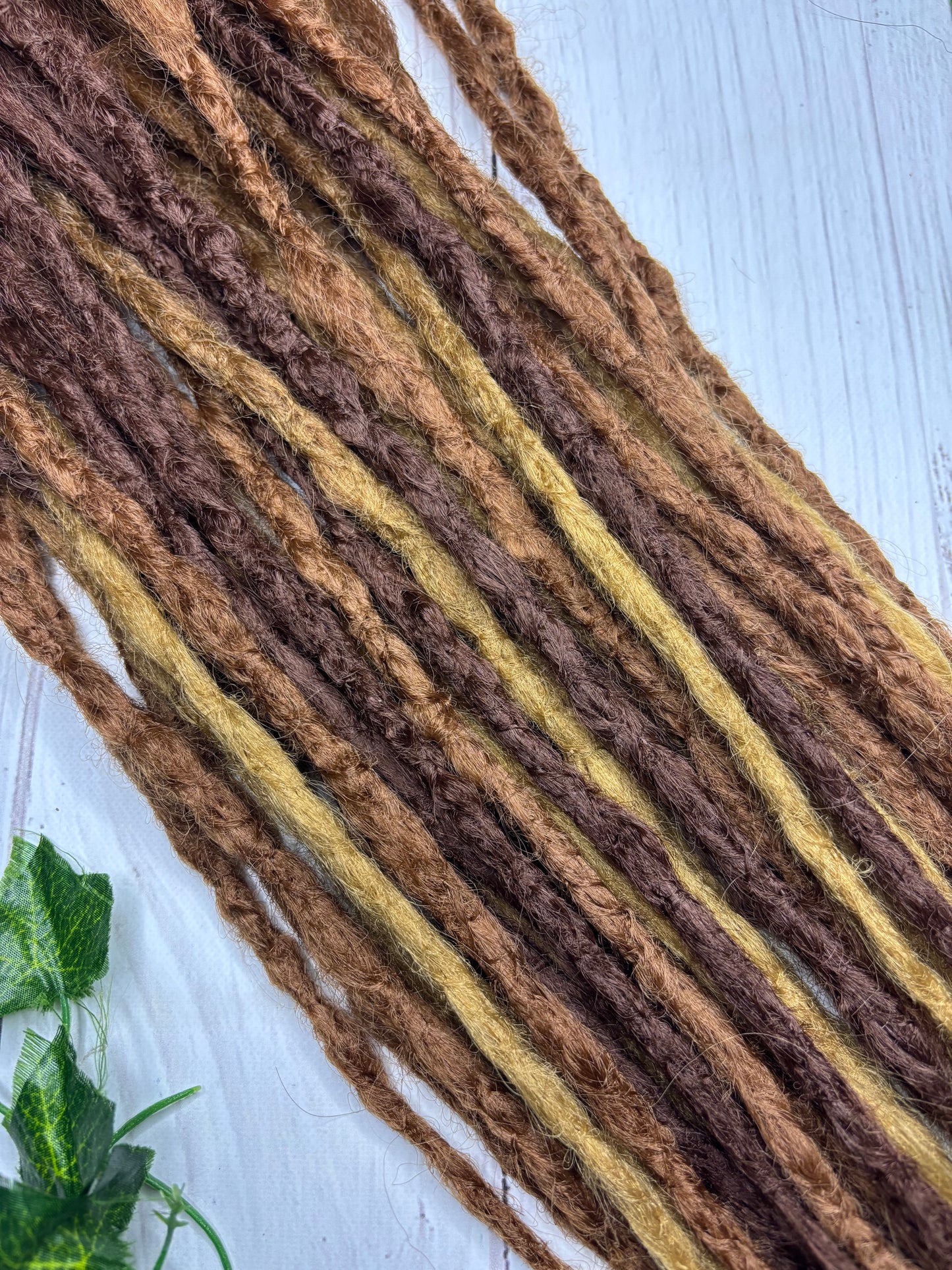 Set of 40 mixed brown synthetic extensions (only available for online purchase)