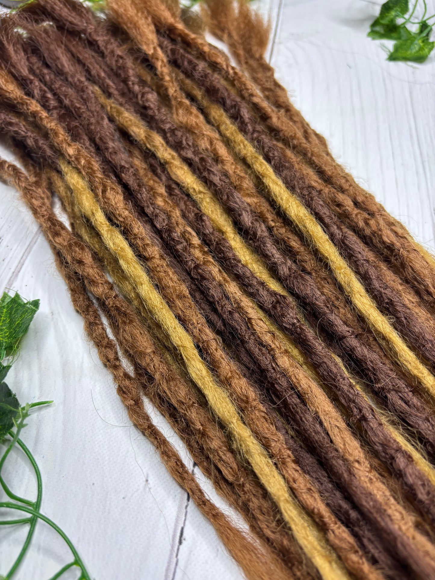 Set of 40 mixed brown synthetic extensions (only available for online purchase)