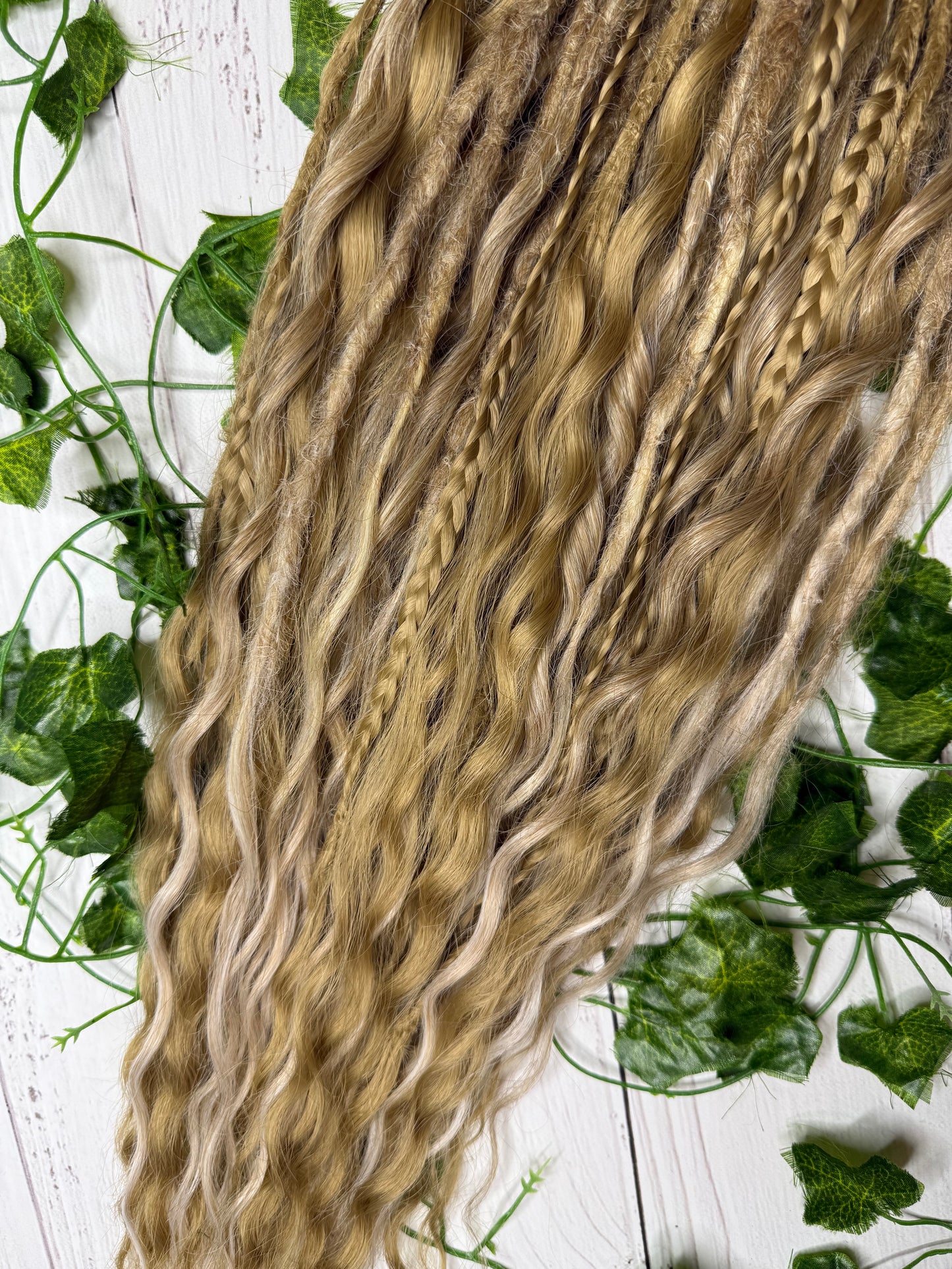 Set of 26, 55-61cm Blonde Harmony Mixed Texture Synthetic Extensions