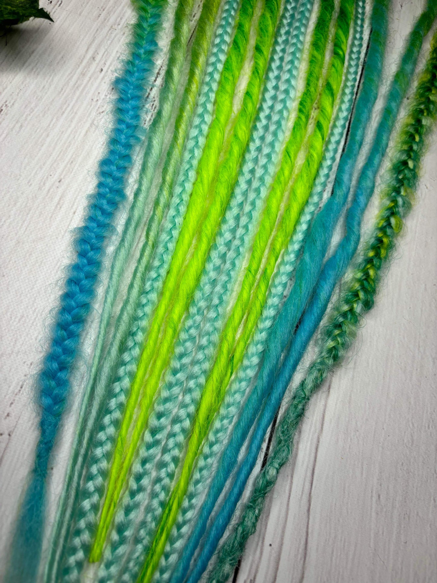 Set of 10, 51-58cm Bright Green and Blue Synthetic Extensions