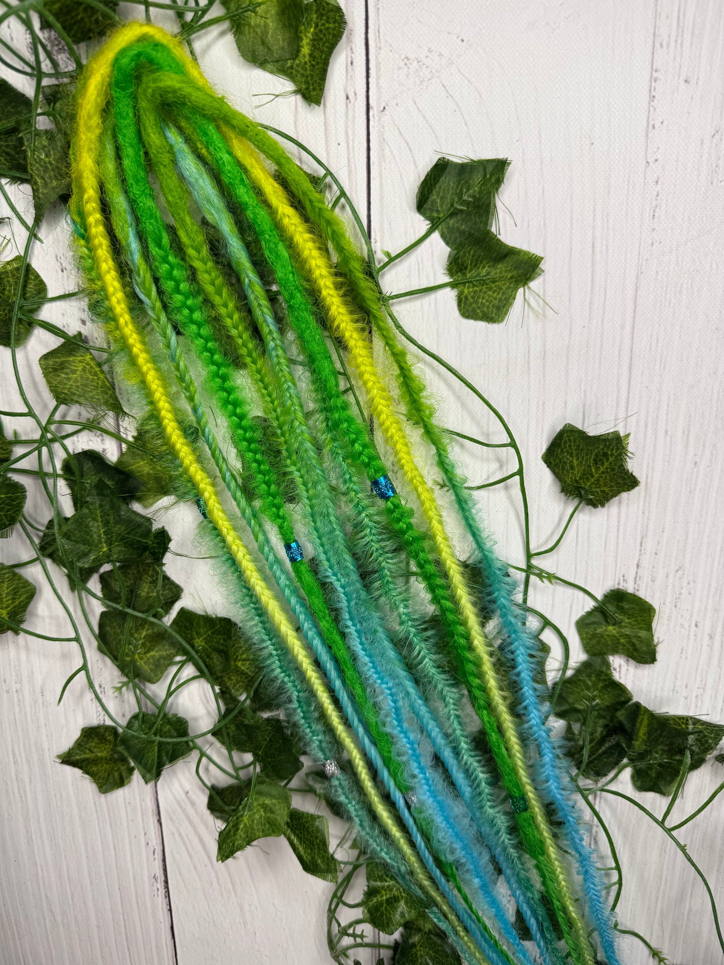 Set of 5, 52-60cm Aqua Leaf Blend Mixed Texture Synthetic Extensions